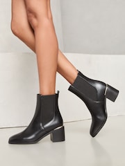 Bota Chelsea con tacón cuadrado medio y clip de tacón formal de Lipsy - Imagen 1 de 4