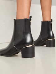 Bota Chelsea con tacón cuadrado medio y clip de tacón formal de Lipsy - Imagen 2 de 4
