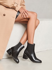 Bota Chelsea con tacón cuadrado medio y clip de tacón formal de Lipsy - Imagen 3 de 4