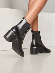 Bota Chelsea con tacón cuadrado medio y clip de tacón formal de Lipsy - Imagen 4 de 4