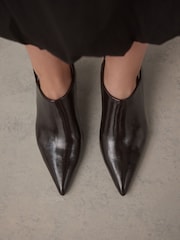 بني - Forever Comfort® Point Toe Sling Back High Cut Heels - صورة 3 من 10