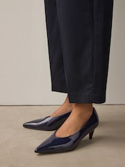 Mornarsko modra lakasta - Forever Comfort® Point Toe Peg Kitten čevlji z visoko peto - Slika 1 iz 8