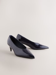 Mornarsko modra lakasta - Forever Comfort® Point Toe Peg Kitten čevlji z visoko peto - Slika 4 iz 8
