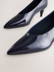 Mornarsko modra lakasta - Forever Comfort® Point Toe Peg Kitten čevlji z visoko peto - Slika 7 iz 8