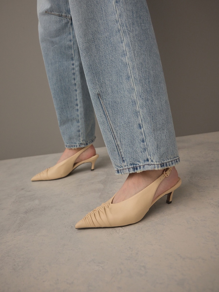 Leitelho Amarelo - Forever Comfort® Point Toe Ruched Slingback Heels - Imagem 1 de 1