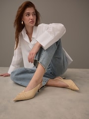Buttermilk rumena - Forever Comfort® Point Toe Ruched Slingback Slingback Čevlji z visoko peto - Slika 2 iz 11