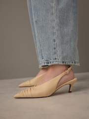 Buttermilk rumena - Forever Comfort® Point Toe Ruched Slingback Slingback Čevlji z visoko peto - Slika 4 iz 11