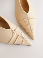 Buttermilk rumena - Forever Comfort® Point Toe Ruched Slingback Slingback Čevlji z visoko peto - Slika 8 iz 11