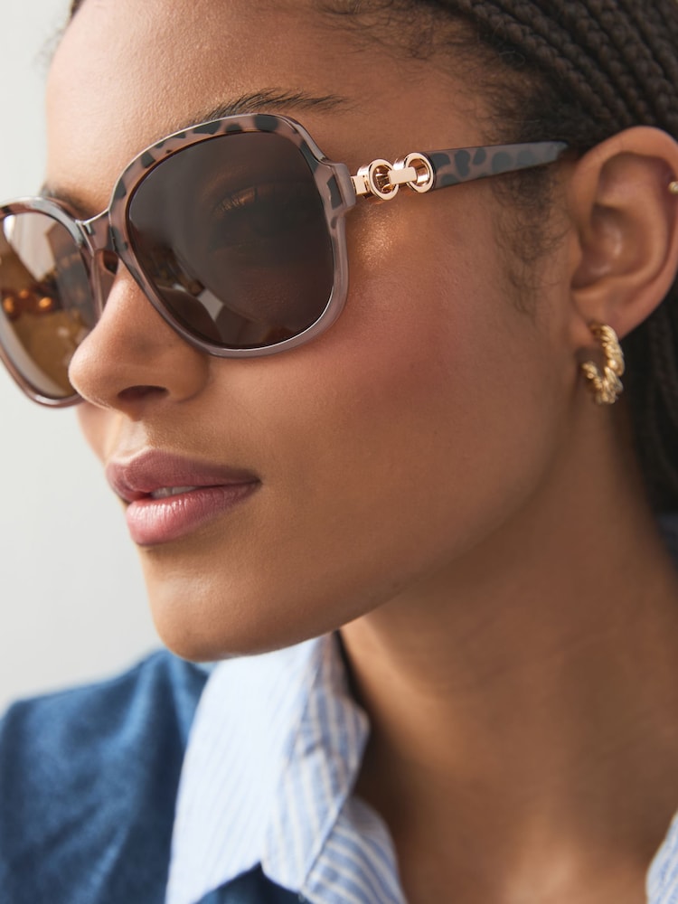 Braun/Creme - Große, eckige Sonnenbrille mit polarisierten Gläsern - Bild 2 von 7 Braun/Creme - Große, eckige Sonnenbrille mit polarisierten Gläsern - Bild 2 von 7