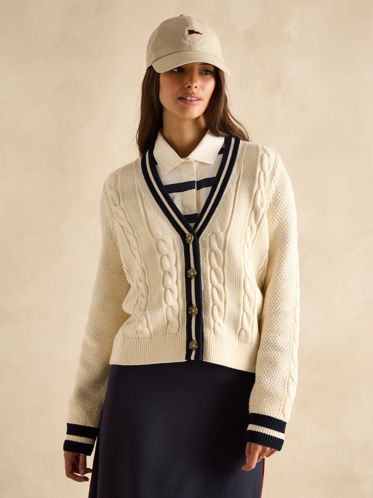 Creme - Joules Centre Court Cotton Cable Knit Cardigan - Bild 1 von 8 Creme - Joules Centre Court Cotton Cable Knit Cardigan - Bild 1 von 8