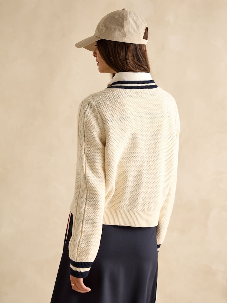 Creme - Joules Centre Court Cotton Cable Knit Cardigan - Bild 2 von 8 Creme - Joules Centre Court Cotton Cable Knit Cardigan - Bild 2 von 8