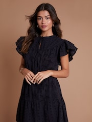 Another Sunday Schwarzes Kleid mit Rüschenärmeln und Lochstickerei aus 100% Baumwollmischung - Bild 1 von 3