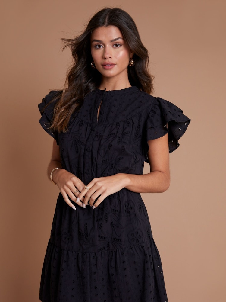 Another Sunday Schwarzes Kleid mit Rüschenärmeln und Lochstickerei aus 100% Baumwollmischung - Bild 1 von 3 Another Sunday Schwarzes Kleid mit Rüschenärmeln und Lochstickerei aus 100% Baumwollmischung - Bild 1 von 3