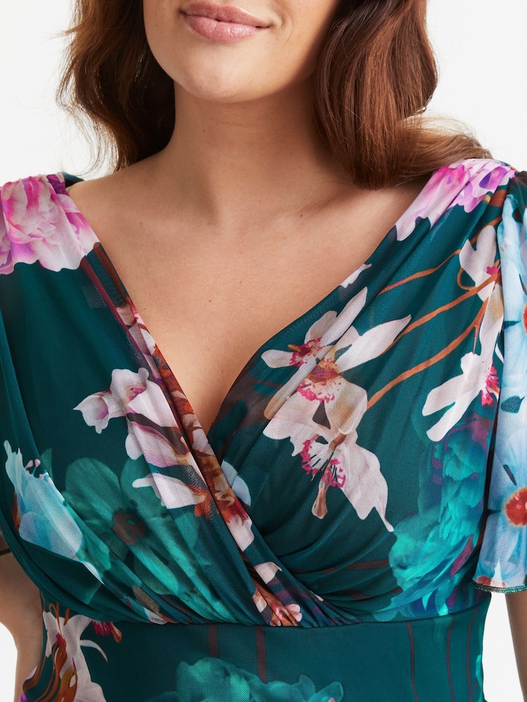 Scarlett & Jo Green Float Curve Isabelle Angel Sleeve Maxi Dress - Image 2 of 4 Scarlett & Jo Green Float Curve Isabelle Angel Sleeve Maxi Dress - Image 2 of 4