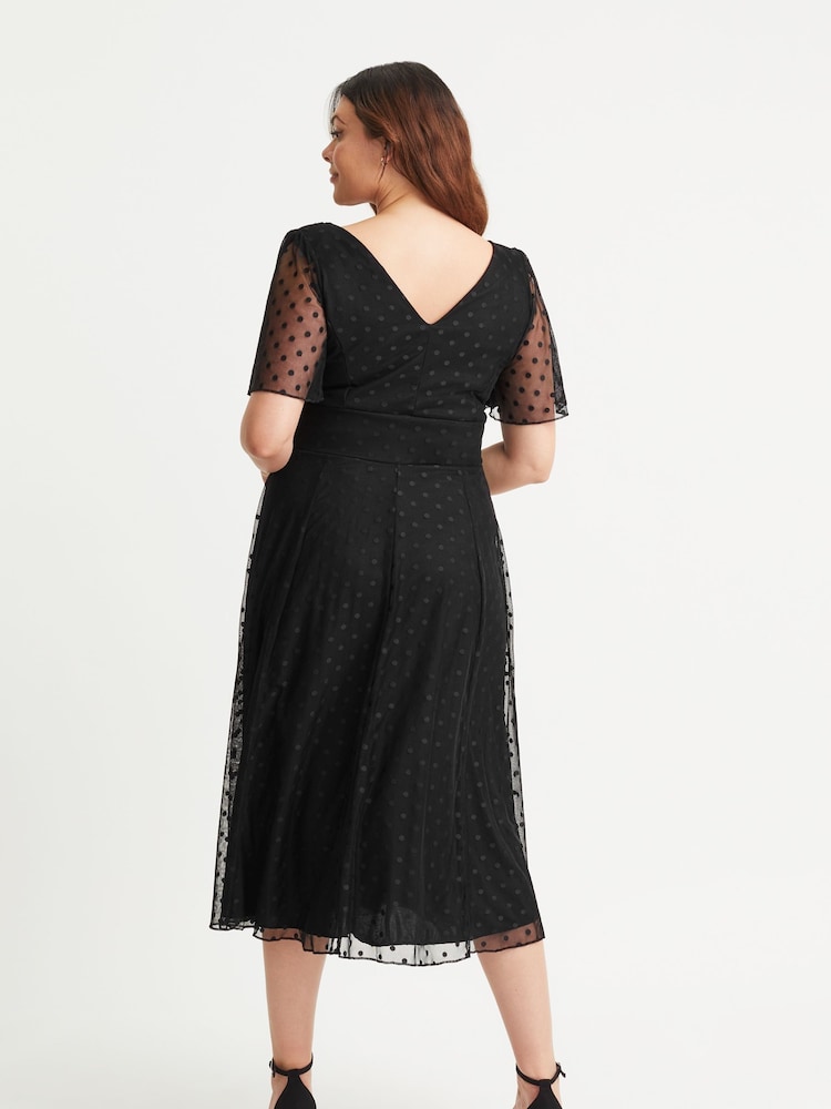 Schwarz - Scarlett & Jo Victoria Dobby-Spot-Midi-Kleid - Bild 4 von 4 Schwarz - Scarlett & Jo Victoria Dobby-Spot-Midi-Kleid - Bild 4 von 4