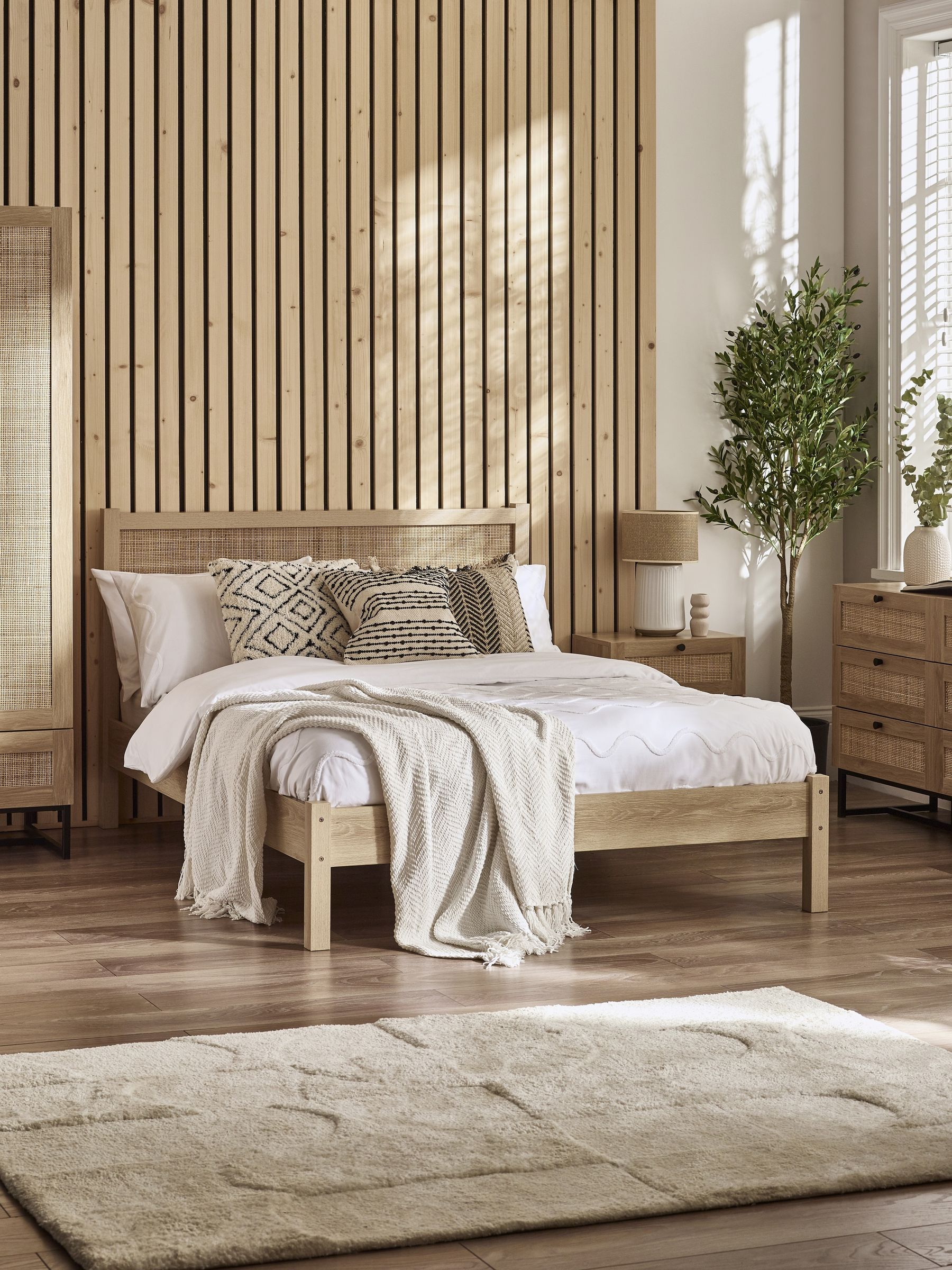 Julian Bowen Oak Bed Frame - King Size - Rattan Headboard - Image 7
