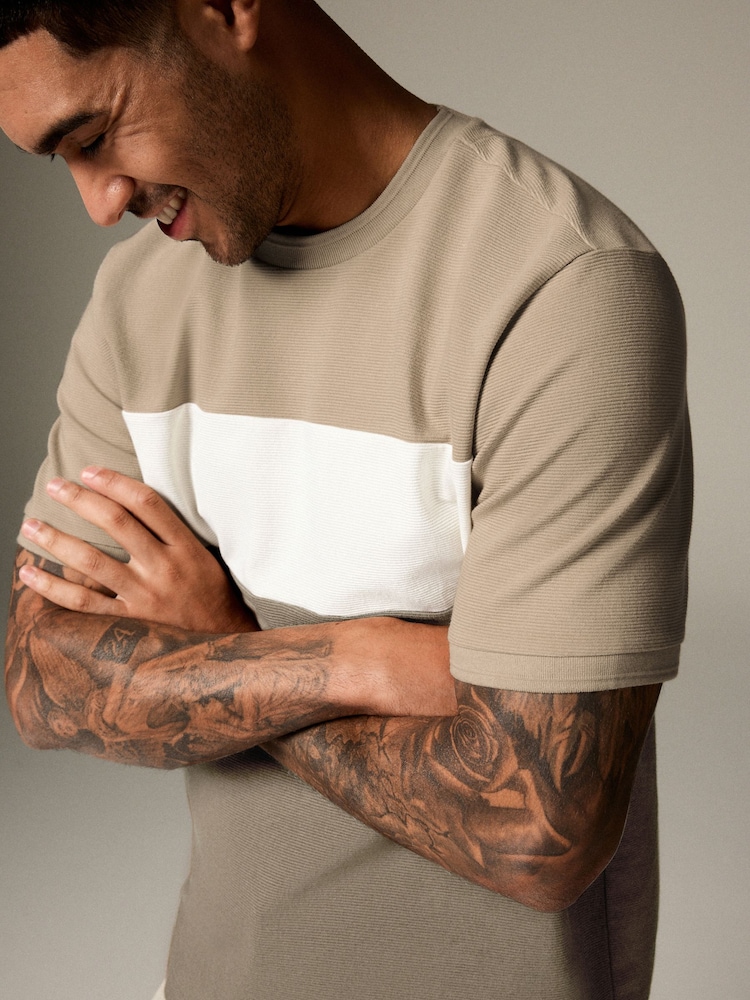 Neutro - Camiseta con diseño colourblock texturizada - Imagen 1 de 8 Neutro - Camiseta con diseño colourblock texturizada - Imagen 1 de 8