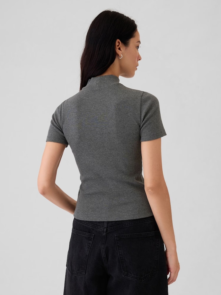 Grau - Gap Modernes, geripptes T-Shirt aus Baumwolle und Modal mit Rundhalsausschnitt und kurzen Ärmeln - Bild 2 von 5 Grau - Gap Modernes, geripptes T-Shirt aus Baumwolle und Modal mit Rundhalsausschnitt und kurzen Ärmeln - Bild 2 von 5
