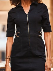 Vestido lápiz de denim con cremallera en la parte delantera y detalle de hebilla de Sosandar - Imagen 5 de 5