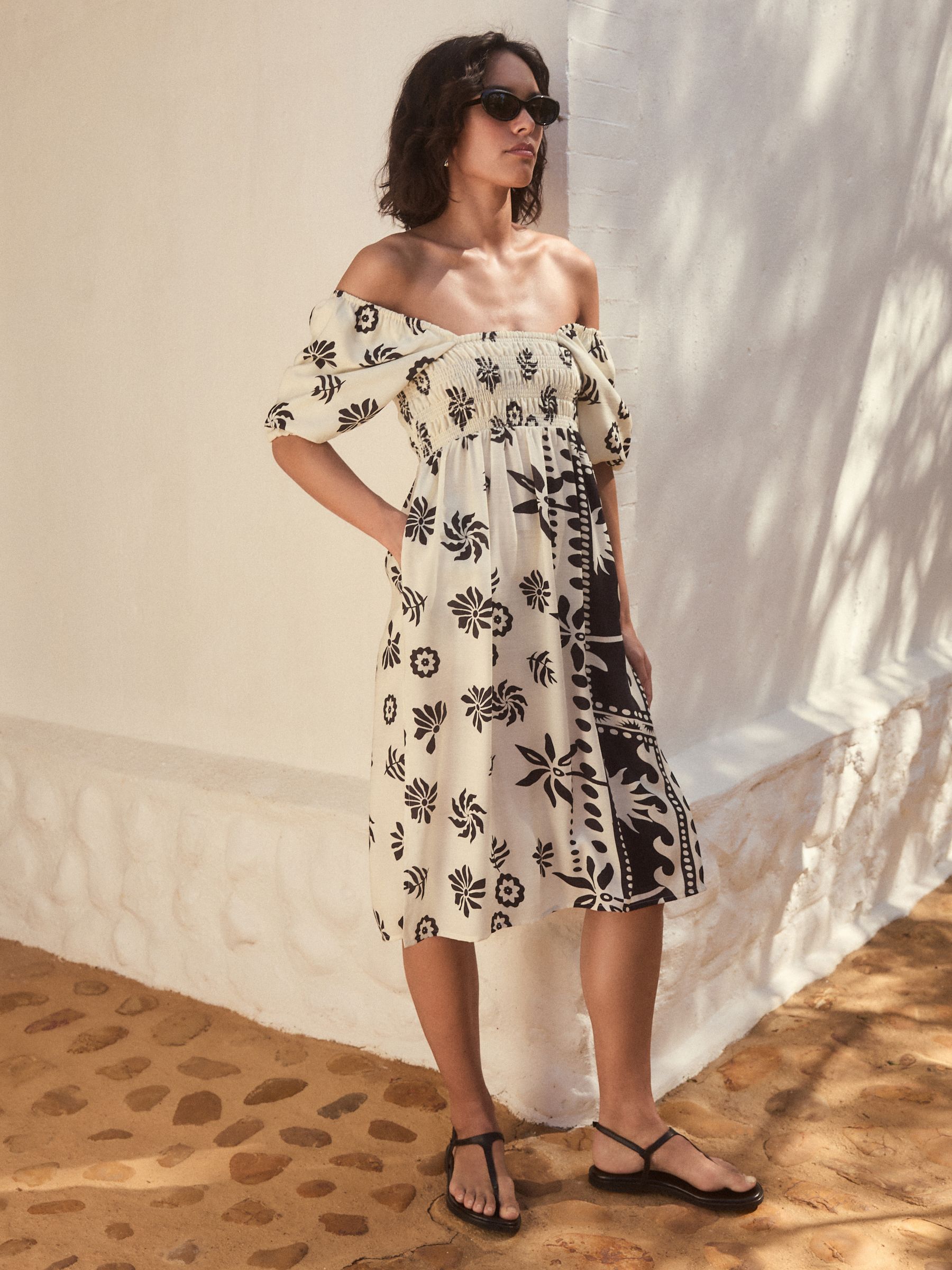 即完売のMEDI OFF SHOULDER PUFF SLEEVE DRESSが緊急再販売決定