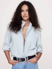 Camisa vaquera oversize de cuello alto con banda de Banana Republic - Imagen 2 de 4