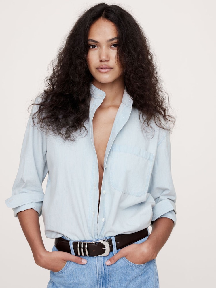 Camisa vaquera oversize de cuello alto con banda de Banana Republic - Imagen 2 de 4