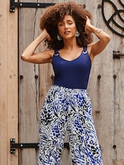 Sosandar – Crinkle-Hosen mit Animal-Print und weitem Bein - Bild 5 von 7