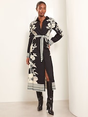Monocromático - Vestido camisero a media pierna abotonado con cinturón de Lipsy - Imagen 2 de 4