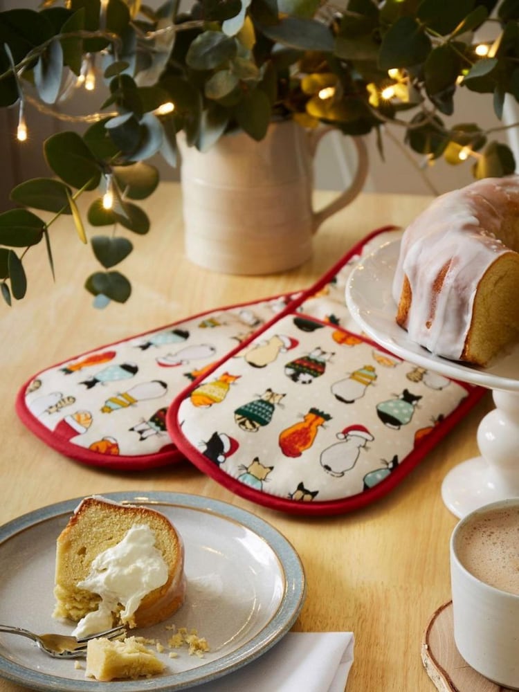 Ulster Weavers Christmas Cats Cotton Double Oven Double Gloves - Image 2 of 3 Ulster Weavers Christmas Cats Cotton Double Oven Double Gloves - Image 2 of 3