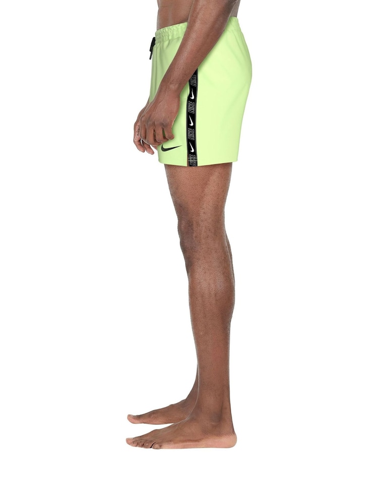 Amarillo - Bañador corto negro con diseño de 5 pulgadas con bandas con el logo de Nike - Imagen 10 de 10 Amarillo - Bañador corto negro con diseño de 5 pulgadas con bandas con el logo de Nike - Imagen 10 de 10