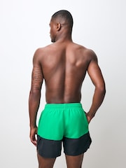Shorts de baño de volley de 5 pulgadas con logo y diseño partido de Nike - Imagen 2 de 5