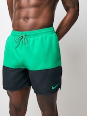 Shorts de baño de volley de 5 pulgadas con logo y diseño partido de Nike - Imagen 3 de 5