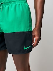 Shorts de baño de volley de 5 pulgadas con logo y diseño partido de Nike - Imagen 4 de 5