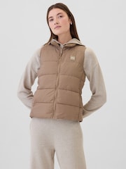 Коричневый - Gap Logo Cold Control Puffer Gilet - Изображение 1 из 6