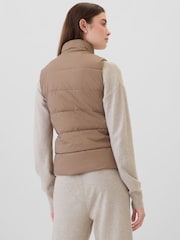 Коричневый - Gap Logo Cold Control Puffer Gilet - Изображение 2 из 6