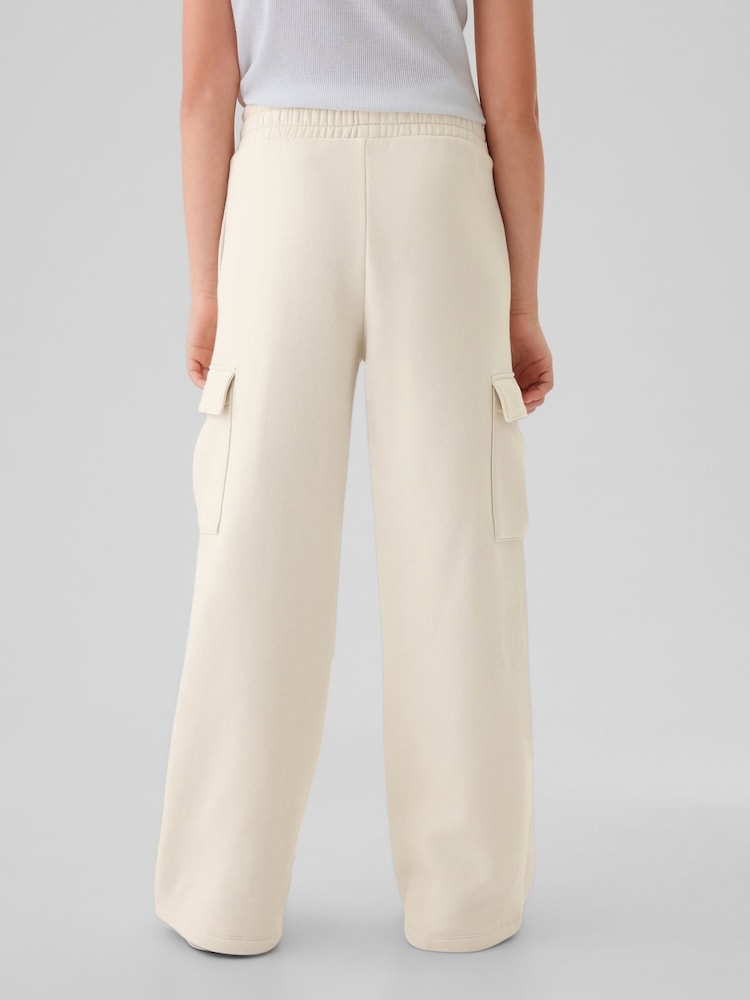 Crema - Pantalones de chándal cargo de pierna ancha con diseño suave de estilo vintage de Gap (4-13 años) - Imagen 2 de 5