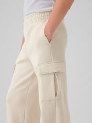 Crema - Pantalones de chándal cargo de pierna ancha con diseño suave de estilo vintage de Gap (4-13 años) - Imagen 3 de 5