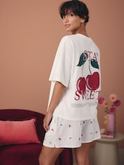 أحمر/بيج فاتح ـ طبعة كرز - طقم من بيجامة قصيرة بارزة الملمس قطن 100% - صورة 2 من 6