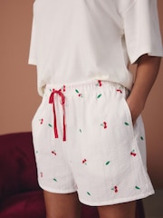 أحمر/بيج فاتح ـ طبعة كرز - طقم من بيجامة قصيرة بارزة الملمس قطن 100% - صورة 3 من 6