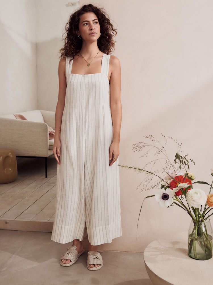 Neutral gestreift - Jumpsuit aus Leinengemisch - Bild 1 von 8 Neutral gestreift - Jumpsuit aus Leinengemisch - Bild 1 von 8