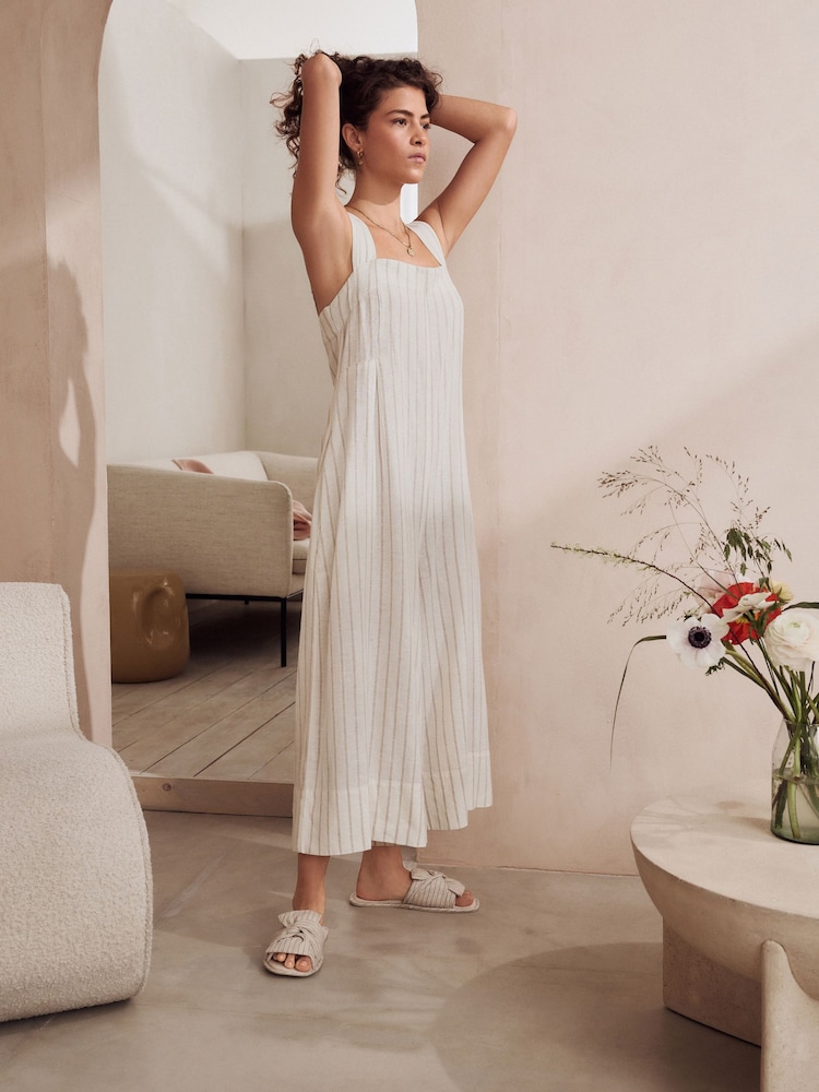 Neutral gestreift - Jumpsuit aus Leinengemisch - Bild 2 von 8 Neutral gestreift - Jumpsuit aus Leinengemisch - Bild 2 von 8