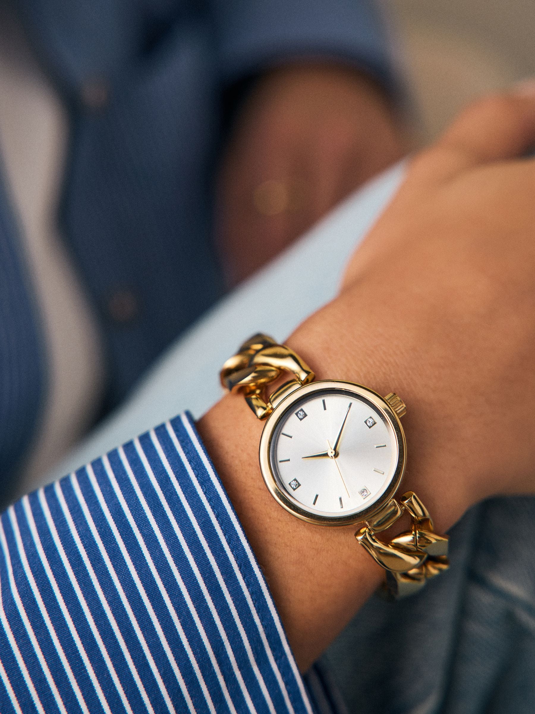 LAURA ASHLEY Gold Tone Link Chain Bracelet Wristwatch LAURA ASHLEY Gold Tone Linkchain Square Watch Watch Gold  main image 2