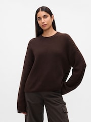 Marrón - Suéter oversize de punto inglés en CashSoft con cuello redondo de Gap - Imagen 1 de 5