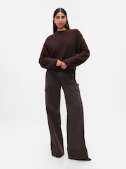 Marrón - Suéter oversize de punto inglés en CashSoft con cuello redondo de Gap - Imagen 3 de 5
