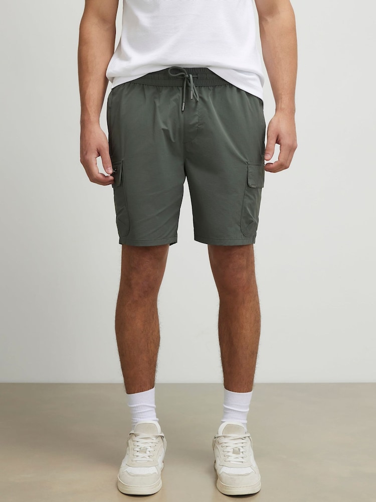 River Island Green Skinny Fit Cargo Shorts - Image 2 of 4 River Island Green Skinny Fit Cargo Shorts - Image 2 of 4