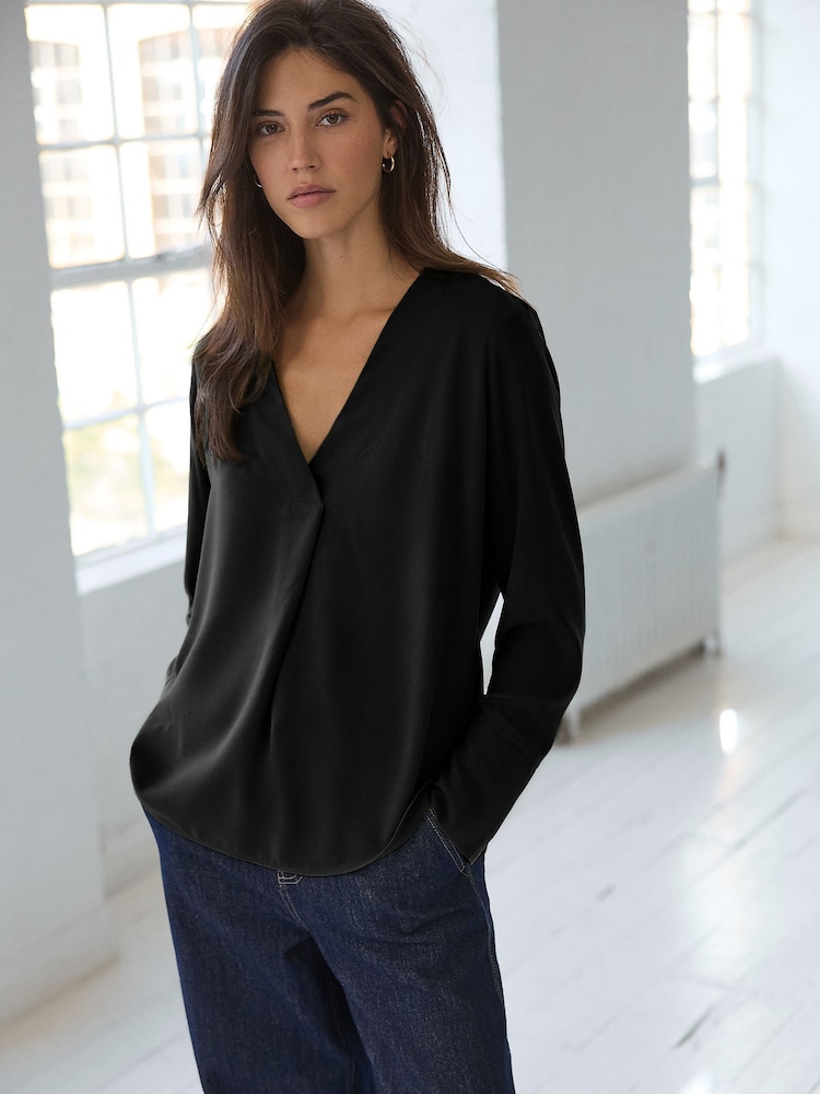 Schwarz - Langärmelige Bluse im Relaxed-Fit mit V-Ausschnitt - Bild 1 von 7 Schwarz - Langärmelige Bluse im Relaxed-Fit mit V-Ausschnitt - Bild 1 von 7