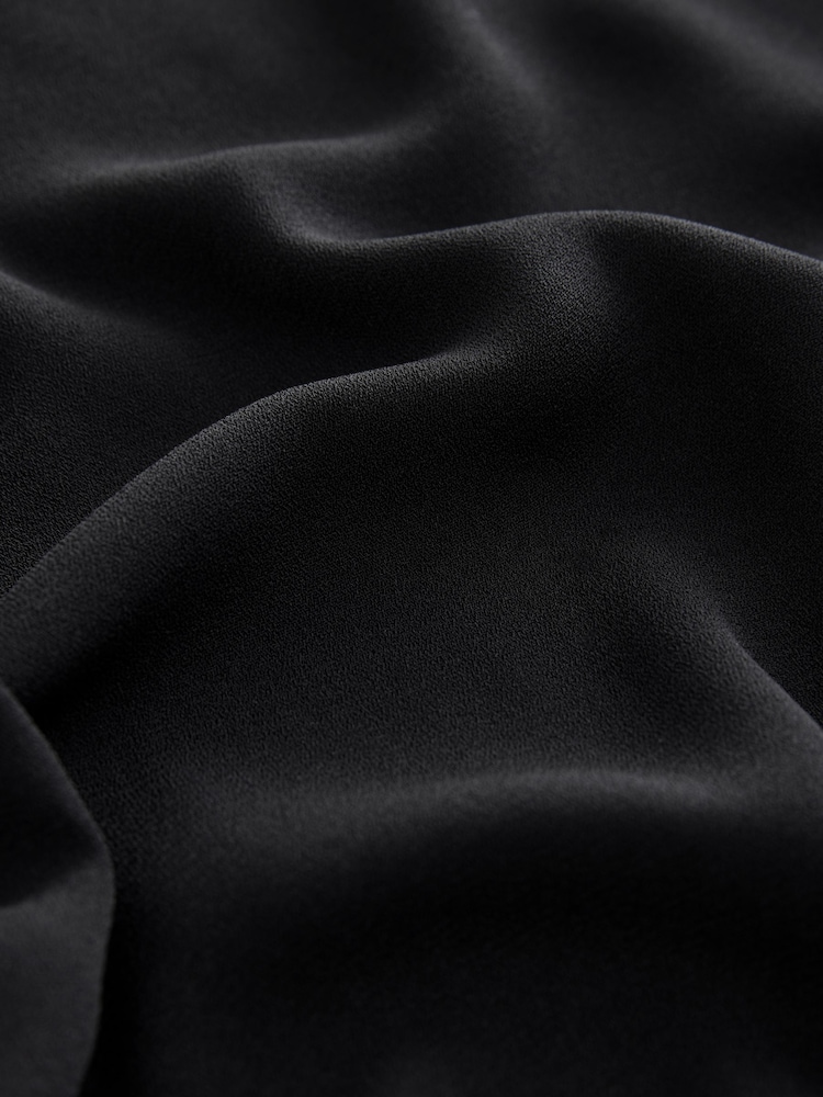 Schwarz - Langärmelige Bluse im Relaxed-Fit mit V-Ausschnitt - Bild 7 von 7 Schwarz - Langärmelige Bluse im Relaxed-Fit mit V-Ausschnitt - Bild 7 von 7