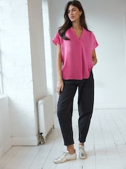 Pink - Relaxed Fit Short Sleeve Overhead V-Neck Blouse - Bild 3 von 7