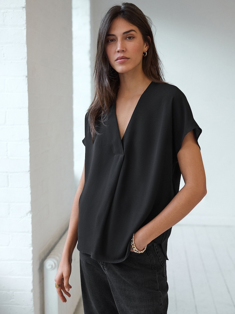 Schwarz - Relaxed Fit Short Sleeve Overhead V-Neck Blouse - Bild 1 von 8 Schwarz - Relaxed Fit Short Sleeve Overhead V-Neck Blouse - Bild 1 von 8