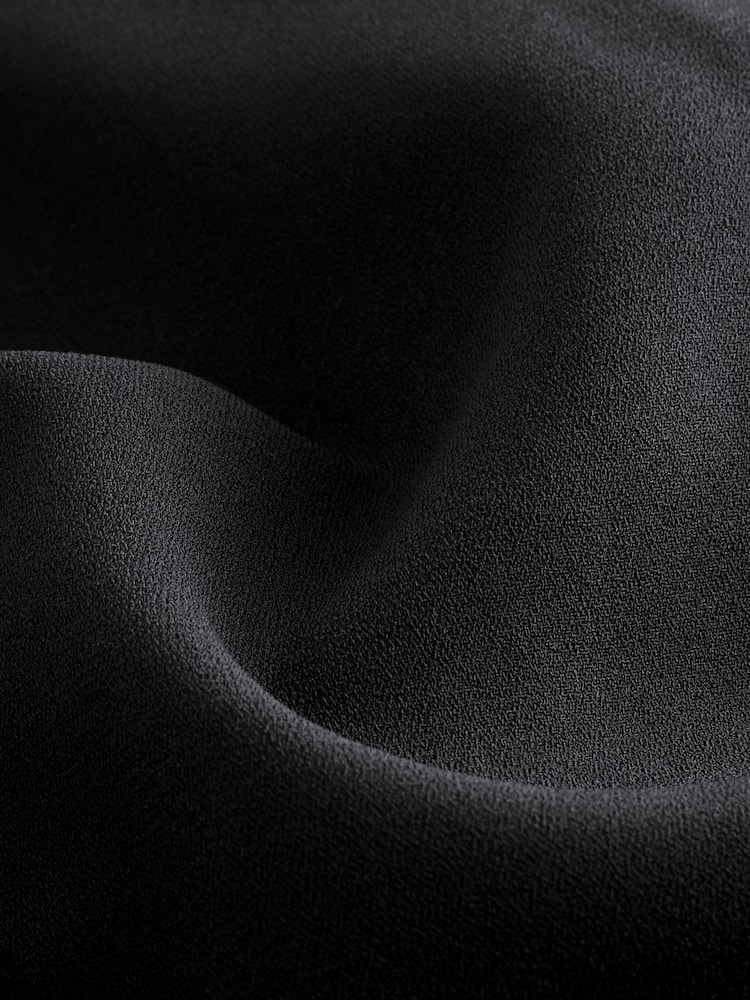 Schwarz - Relaxed Fit Short Sleeve Overhead V-Neck Blouse - Bild 8 von 8 Schwarz - Relaxed Fit Short Sleeve Overhead V-Neck Blouse - Bild 8 von 8